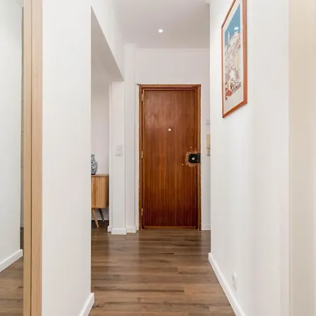 Lovely 2 Bedroom In Caparica