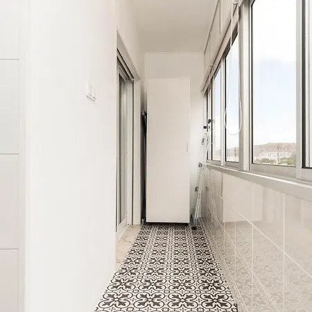 Lovely 2 Bedroom In Caparica *