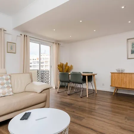 Lovely 2 Bedroom In Caparica