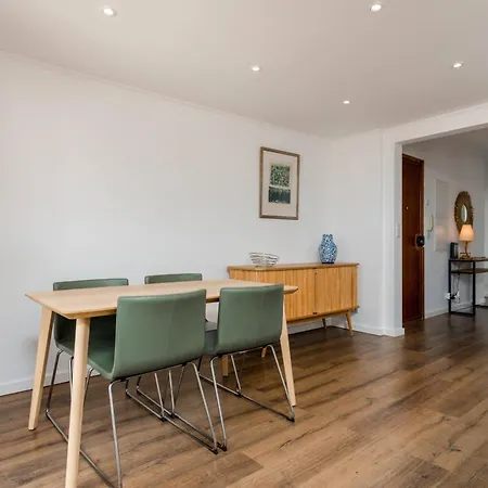 Lovely 2 Bedroom In Caparica *