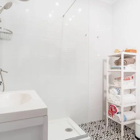 Lovely 2 Bedroom In Caparica