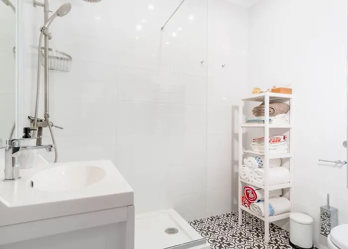 Lovely 2 Bedroom In Caparica דירה *
