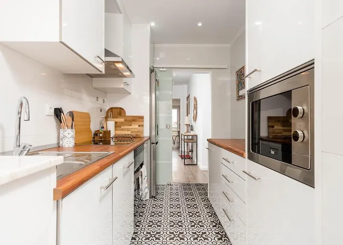 Lovely 2 Bedroom In Caparica דירה
