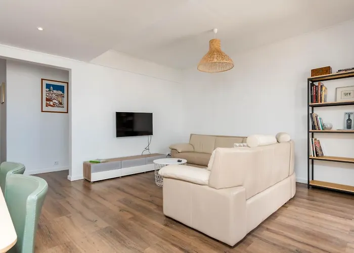 Lovely 2 Bedroom In Caparica