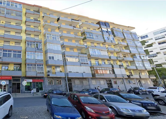 Lovely 2 Bedroom In Caparica דירה