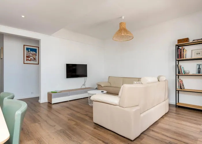 Lovely 2 Bedroom In Caparica דירה *