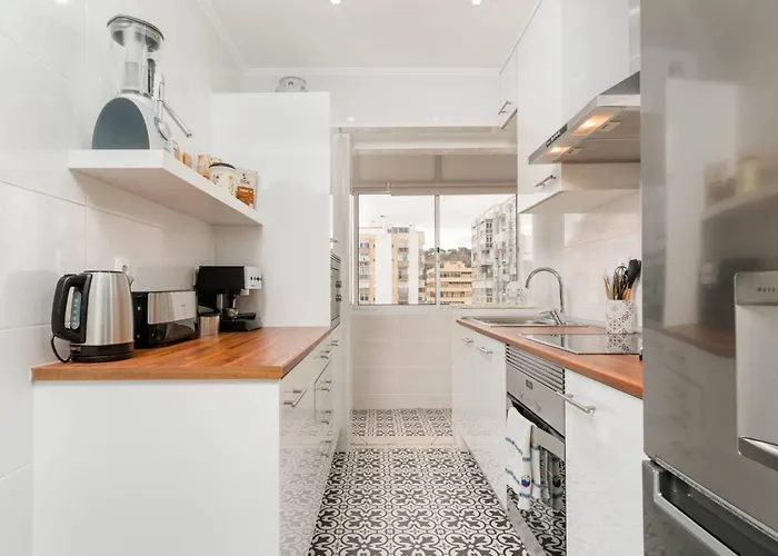 Lovely 2 Bedroom In Caparica אלמאדה