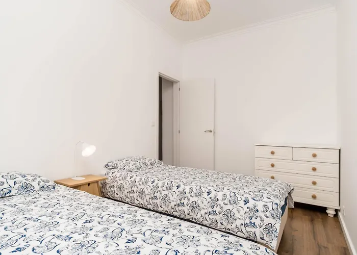 Lovely 2 Bedroom In Caparica דירה