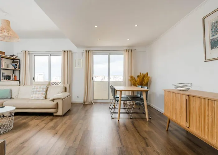 Lovely 2 Bedroom In Caparica דירה *