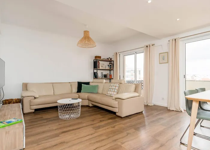 Lovely 2 Bedroom In Caparica דירה אלמאדה